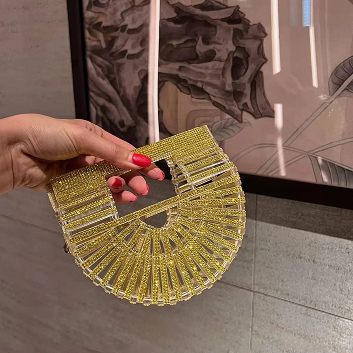 New Women's Acrylic Half-Moon Shaped Banquet Bag, Cut-out Diamond Set Box Mini Shiny Wallet Lightweight and Portable Handbag
New Women's Acrylic Half-Moon Shaped Banquet Bag, Cut-out Diamond Set Box Mini Shiny Wallet Lightweight and Portable Handbag