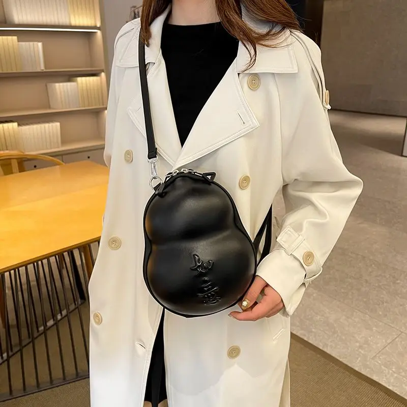 Original Niche Japanese Harajuku Funny Messenger Bag Personalized Fun Gourd Modeling Bag Soft Girl Shoulder Bag Women's Handbags
Original Niche Japanese Harajuku Funny Messenger Bag Personalized Fun Gourd Modeling Bag Soft Girl Shoulder Bag Women's Handbags