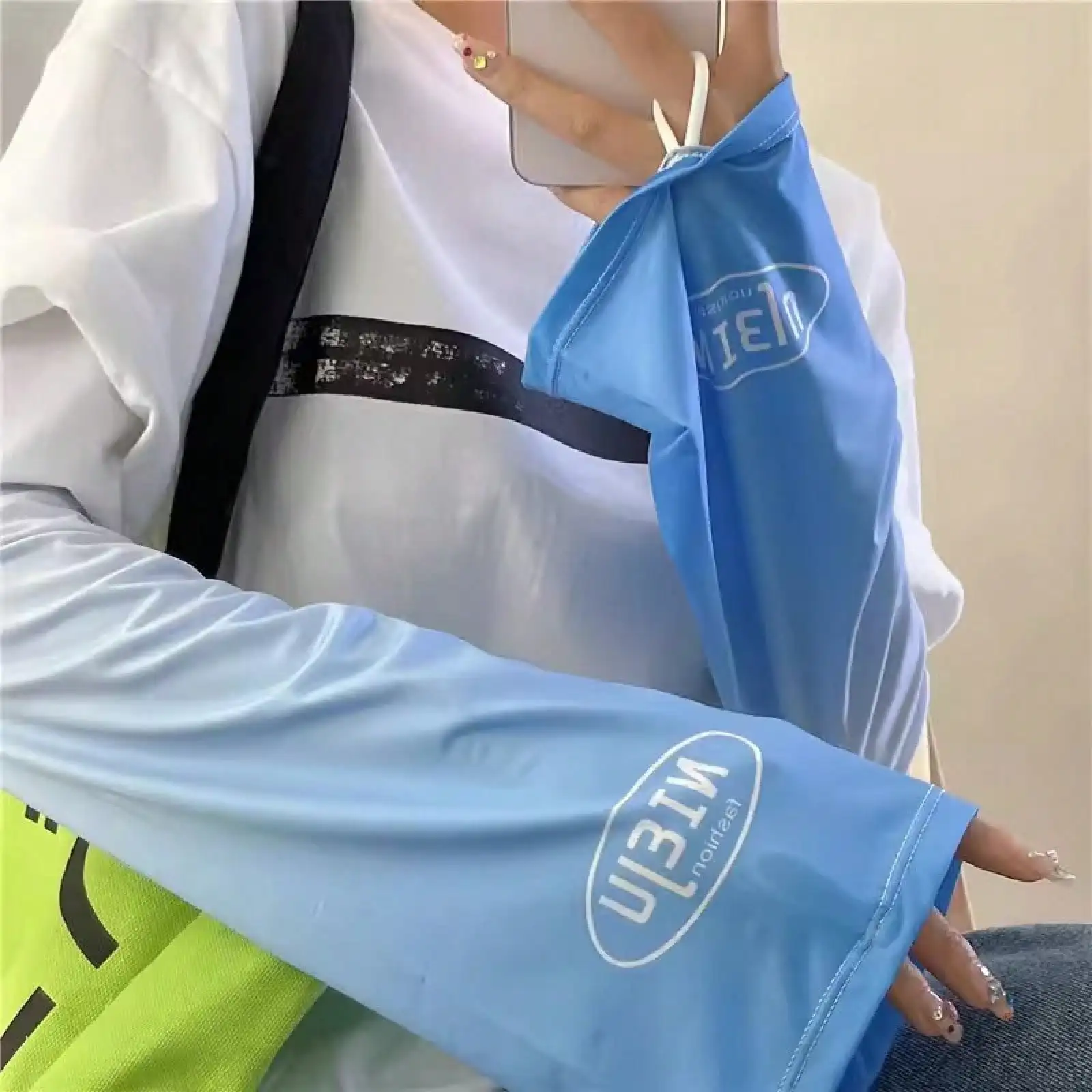 Gradient Color Ice Sleeves For Women, Sun Protection, Ice Silk Summer Arm Sleeves, Driving Gloves, UV Protection, Thin And Loose-Fitting Arm Covers
Gradient Color Ice Sleeves For Women, Sun Protection, Ice Silk Summer Arm Sleeves, Driving Gloves, UV Protection, Thin And Loose-Fitting Arm Covers