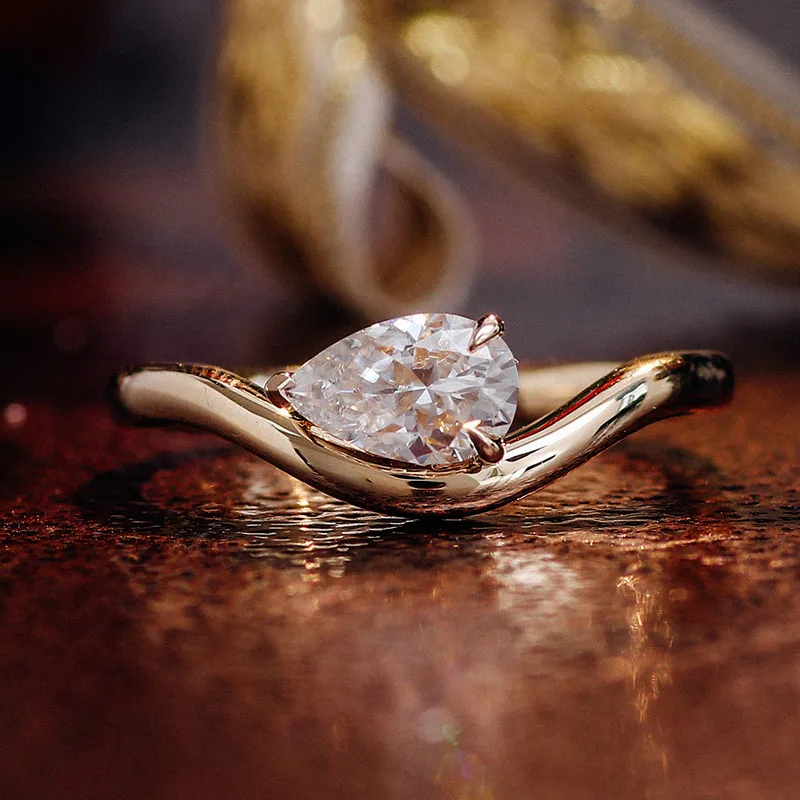 Provence 14K Yellow Gold Solitaire Ring With 5*8mm Pear Shape Moissanite Diamond For Women Twised Band Trendy Gift
Provence 14K Yellow Gold Solitaire Ring With 5*8mm Pear Shape Moissanite Diamond For Women Twised Band Trendy Gift