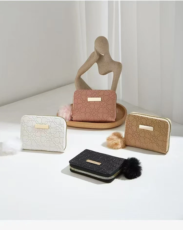 2026 New Women's Short Wallet, Heart Embossed Coin Purse with Pom Pom and Metal Plate Decoration, Casual Gift Wallet
2026 New Women's Short Wallet, Heart Embossed Coin Purse with Pom Pom and Metal Plate Decoration, Casual Gift Wallet