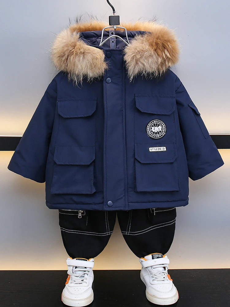 Зимнее пальто Thiened для мальчиков, новинка 2025 года, хлопковая куртка с большим меховым воротником, теплая парка Sle, молодежная модная подставка
Зимнее пальто Thiened для мальчиков, новинка 2025 года, хлопковая куртка с большим меховым воротником, теплая парка Sle, молодежная модная подставка