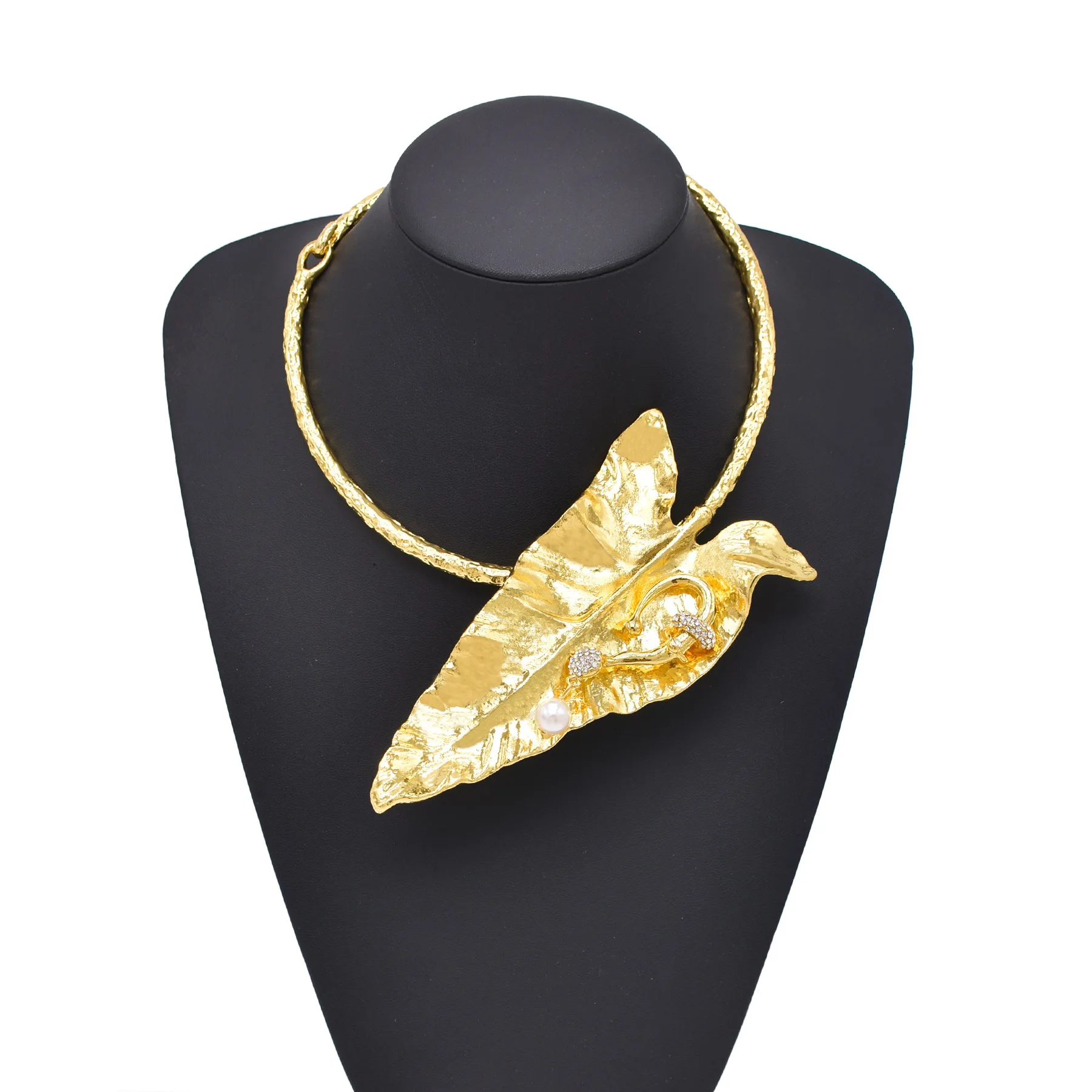 Golden Alloy Banana Leaf lizard Choker Necklace for Women European American Fashion Exaggeration Novelty Personalized Jewelry
Golden Alloy Banana Leaf lizard Choker Necklace for Women European American Fashion Exaggeration Novelty Personalized Jewelry