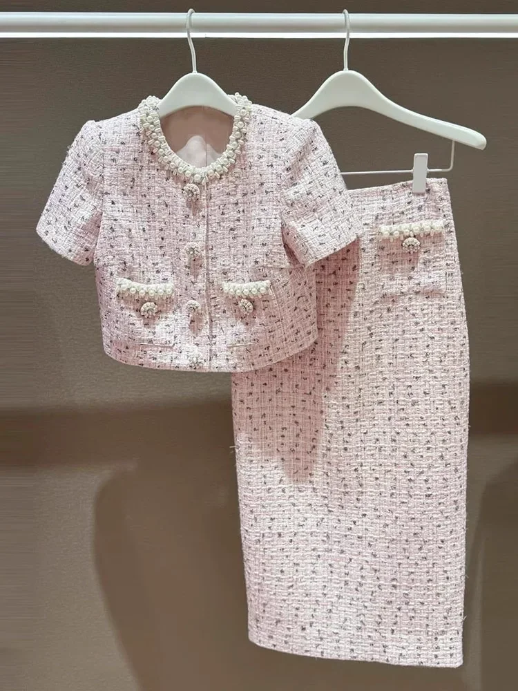 2025 New Ladies Pink Tweed Set Pearl Embroidery Round Neck Single Breasted Short Sleeve Jacket + High Waist Midi Skirt Suits
2025 New Ladies Pink Tweed Set Pearl Embroidery Round Neck Single Breasted Short Sleeve Jacket + High Waist Midi Skirt Suits