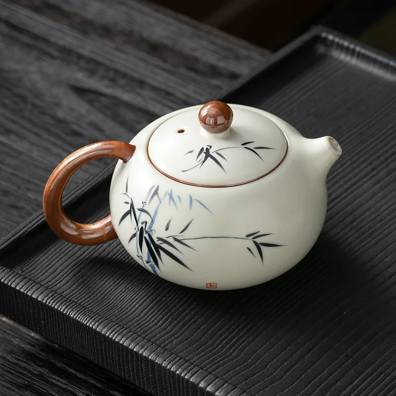 Yellow Ru kiln teapot hand-painted blue and white porcelain single pot household small Xi Shi pot kung fu tea set tea infuser
Yellow Ru kiln teapot hand-painted blue and white porcelain single pot household small Xi Shi pot kung fu tea set tea infuser