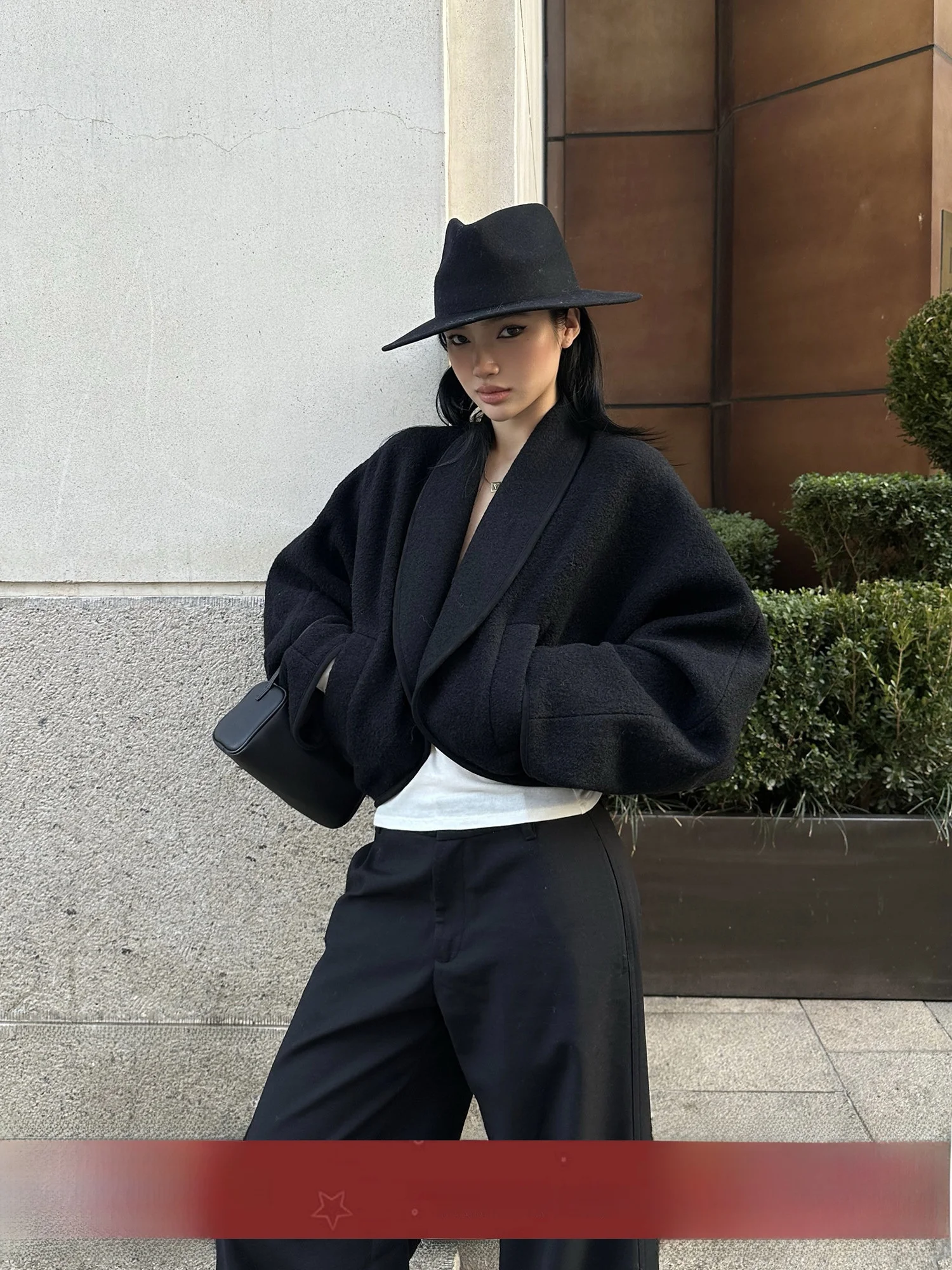 Шерстяное пальто Rovente Bla, повседневное, свободного кроя, с отложным воротником, верхняя одежда для женщин, зимняя модная простая модель
Шерстяное пальто Rovente Bla, повседневное, свободного кроя, с отложным воротником, верхняя одежда для женщин, зимняя модная простая модель