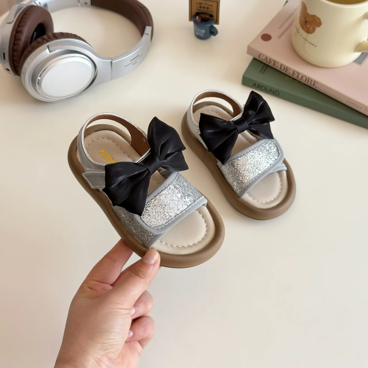 YUYIN Children's Casual Sandals Bow Fashion Design 2026 Summer New Girls Open-Toe Comfortable Breathable Soft Sole Beach Flats
YUYIN Children's Casual Sandals Bow Fashion Design 2026 Summer New Girls Open-Toe Comfortable Breathable Soft Sole Beach Flats