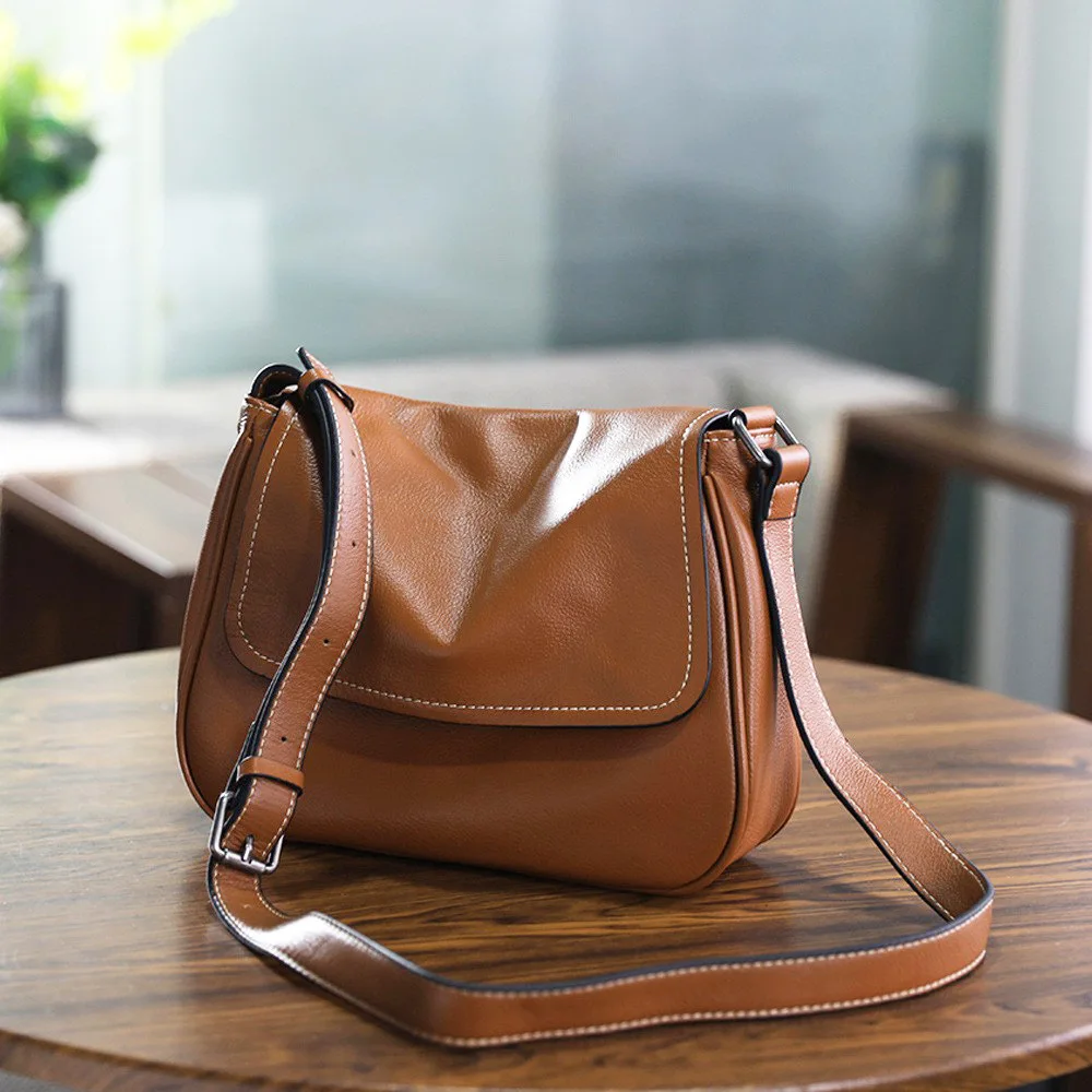 Handcrafted Retro Top-grain Cowhide Messenger Single-shoulder Simple Genuine Leather Crossbody Designer Luxury Bag
Handcrafted Retro Top-grain Cowhide Messenger Single-shoulder Simple Genuine Leather Crossbody Designer Luxury Bag