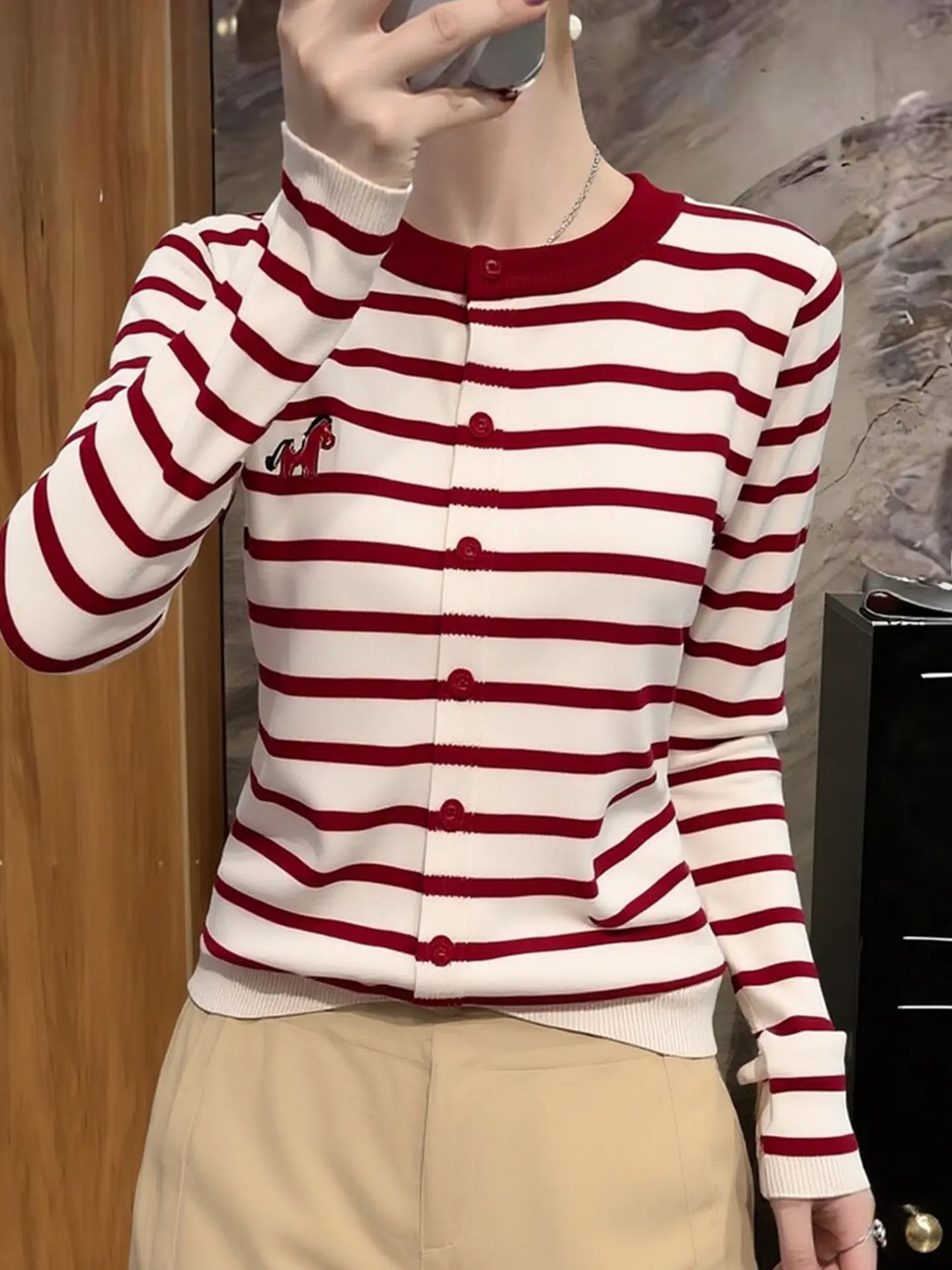 Korean Design Sensation Color Blo Stripe Single Button round Ne Long Sve Knitted irt Spring Casual Base Layer Top
Korean Design Sensation Color Blo Stripe Single Button round Ne Long Sve Knitted irt Spring Casual Base Layer Top