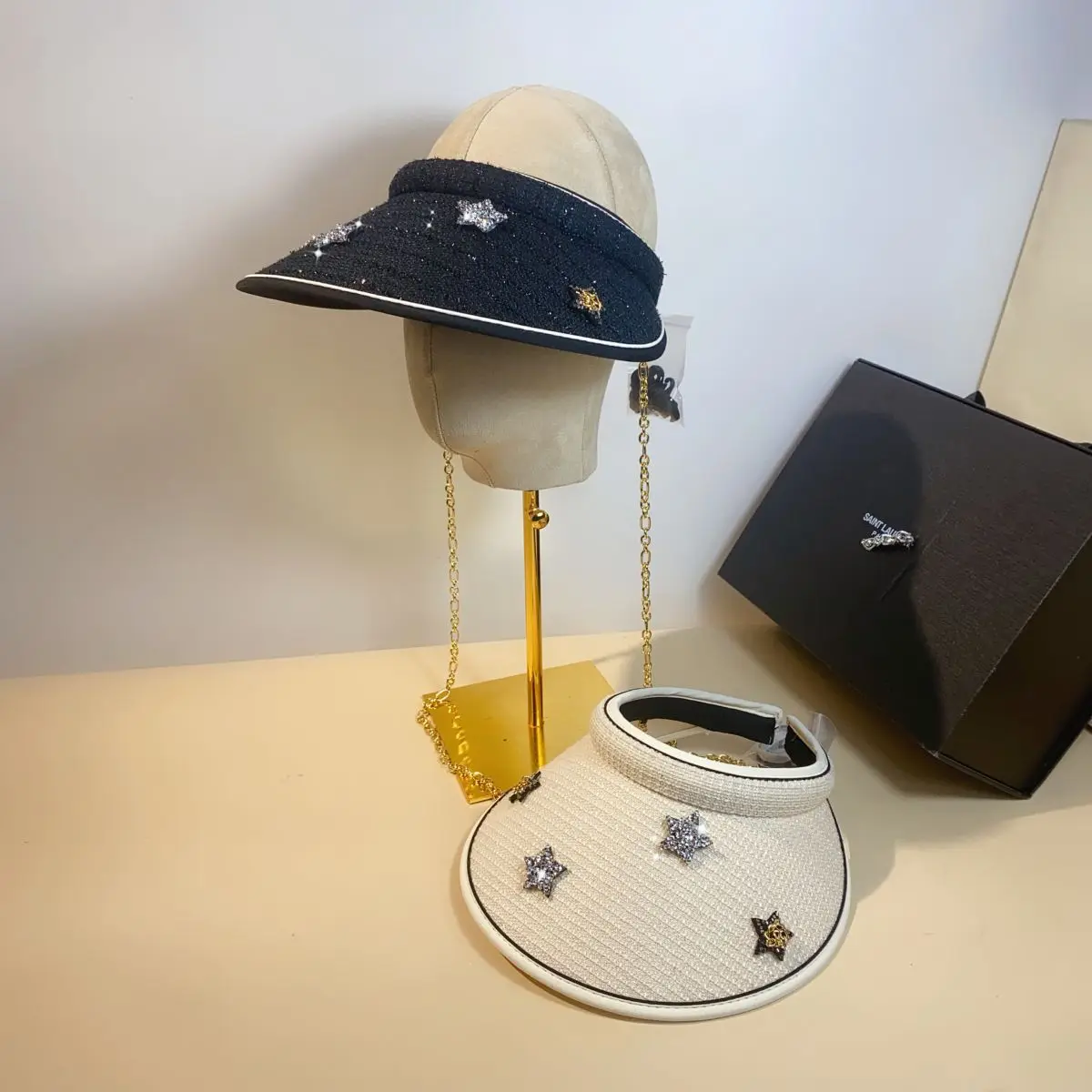 Spring and summer flash diamond pentagram long chain sunshade hat sunscreen holiday beach empty top hat can be cross hung
Spring and summer flash diamond pentagram long chain sunshade hat sunscreen holiday beach empty top hat can be cross hung