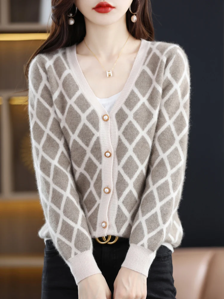 Classic 100% Merino Wool Sweater Autumn Winter Women V-Neck Knitwear Casual Plaid Cardigan High Quality Button Cashmere Tops
Classic 100% Merino Wool Sweater Autumn Winter Women V-Neck Knitwear Casual Plaid Cardigan High Quality Button Cashmere Tops