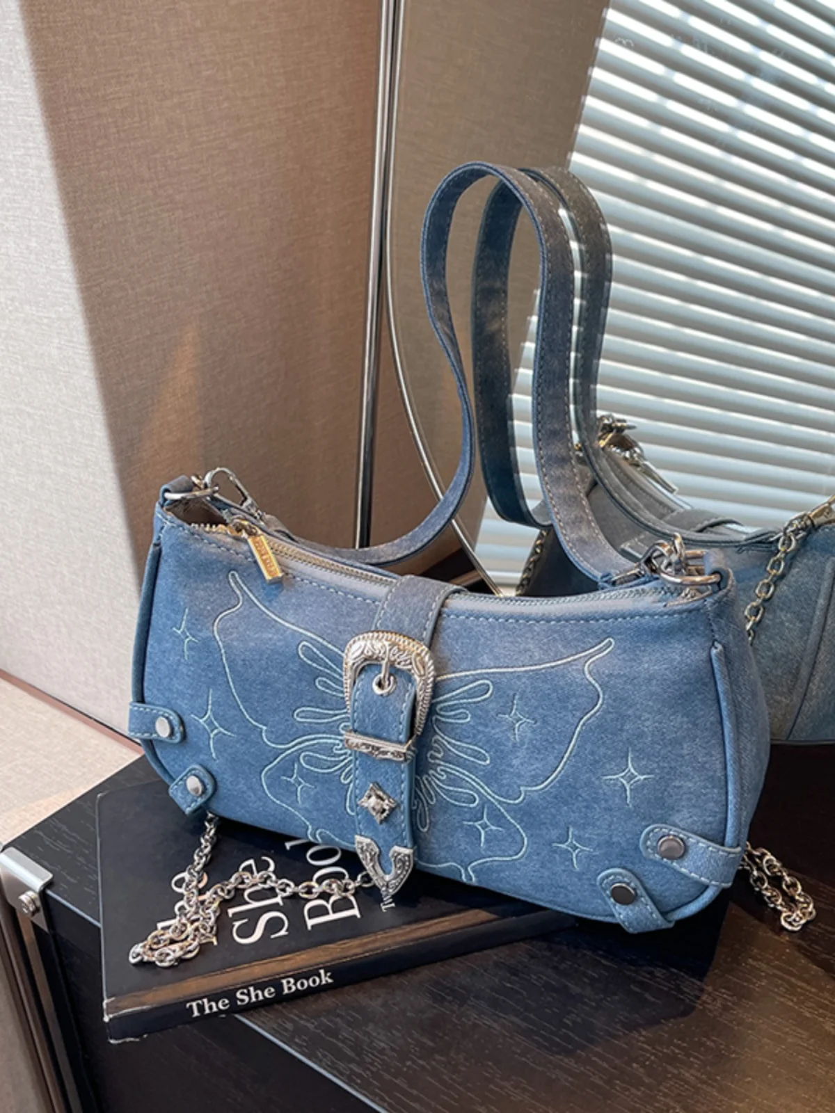 Niche design bag 2023 new women's bag popular chain Messenger bag one shoulder underarm bag
Niche design bag 2023 new women's bag popular chain Messenger bag one shoulder underarm bag