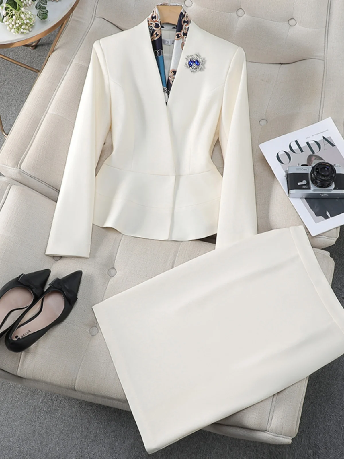Elegant Minimalist Beige Women's Suit Set Professional Workwear Ladylike Style Autumn Winter New Arrival Fashionable
Elegant Minimalist Beige Women's Suit Set Professional Workwear Ladylike Style Autumn Winter New Arrival Fashionable