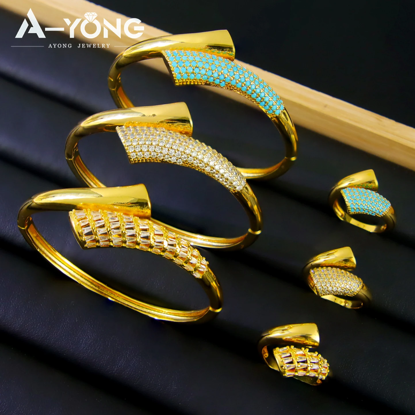 Luxury Dubai Gold Plated Zircon Bracelet Ring Set 21k Gold Color Italian Fashion Cuff Bangles Saudi Women Event Party Jewelry
Luxury Dubai Gold Plated Zircon Bracelet Ring Set 21k Gold Color Italian Fashion Cuff Bangles Saudi Women Event Party Jewelry
