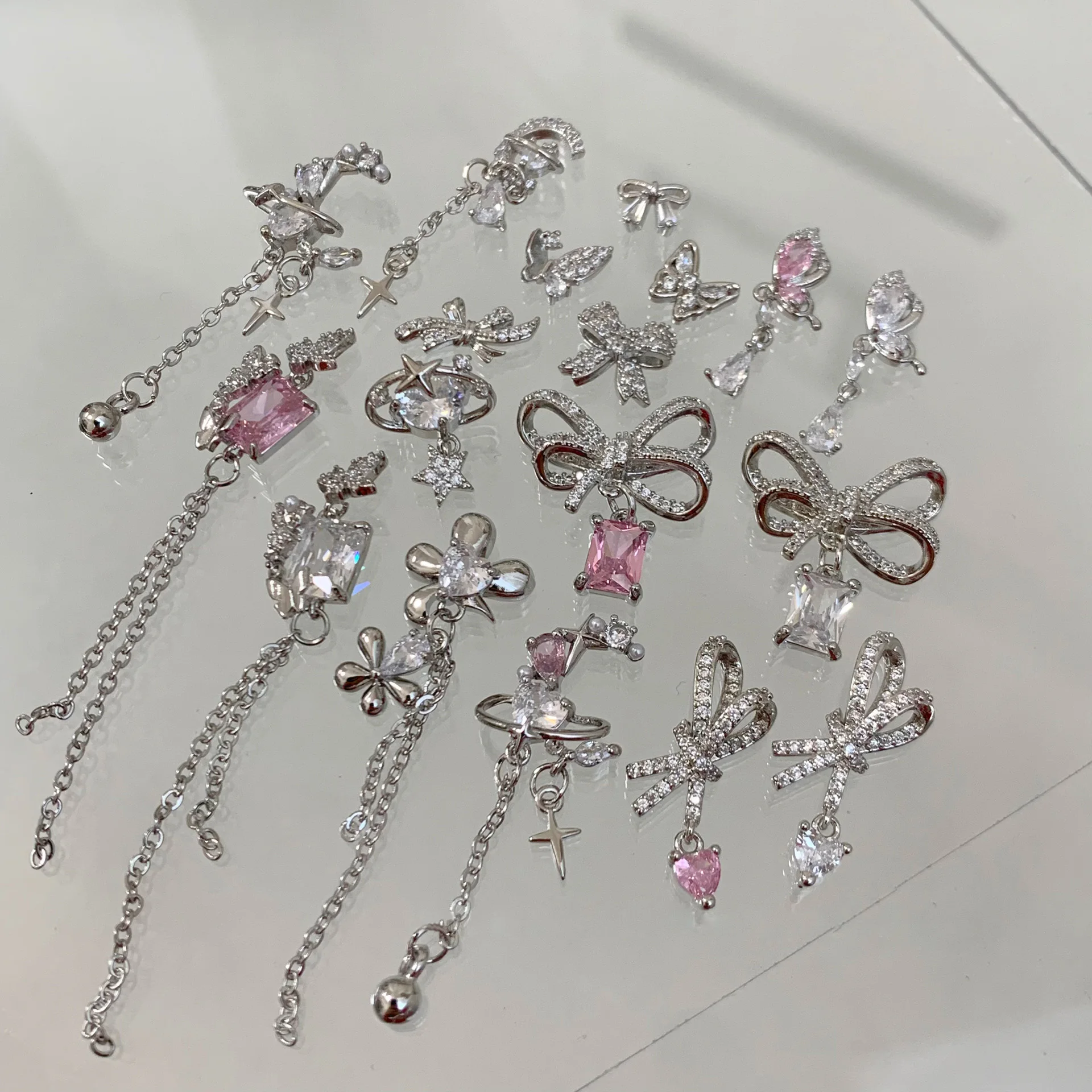 5 PCS Nail Art Exquisite Butterfly Inlaid Diamond Zircon Flower Heart Tassel Pendant Chain Bowtie Star Nail Zircon
5 PCS Nail Art Exquisite Butterfly Inlaid Diamond Zircon Flower Heart Tassel Pendant Chain Bowtie Star Nail Zircon