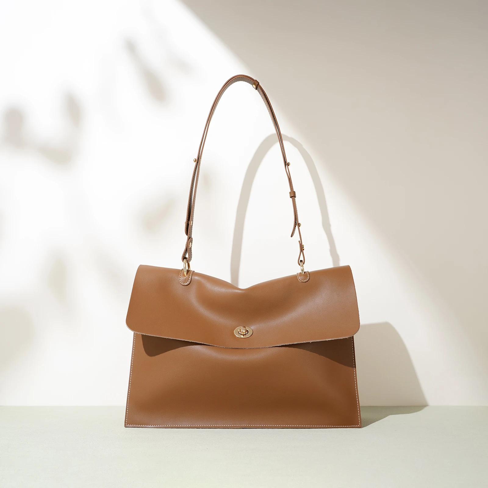 A fashionable leather ladies' handbag and crossbody bag or shoulder bag is made of high-quality leather and features a simple de
A fashionable leather ladies' handbag and crossbody bag or shoulder bag is made of high-quality leather and features a simple de