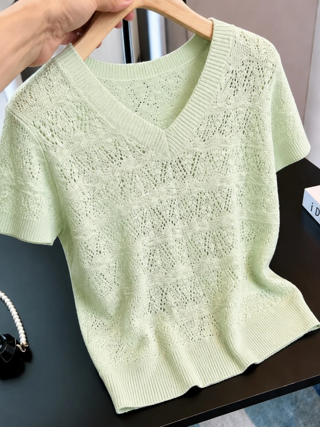 V-Neck Hollow out Design Soft Short Sleeve Knitwear Summer Loose Beautiful Lightweight Top for Women Casual Style
V-Neck Hollow out Design Soft Short Sleeve Knitwear Summer Loose Beautiful Lightweight Top for Women Casual Style