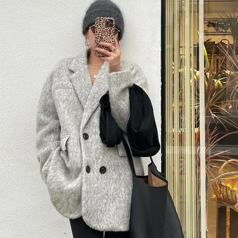 Women Temperament Loose Woolen Coat Winter Female High-Grade Mid-Length Thickened Wool Outwear Fashion Double-breasted Outcoat
Women Temperament Loose Woolen Coat Winter Female High-Grade Mid-Length Thickened Wool Outwear Fashion Double-breasted Outcoat