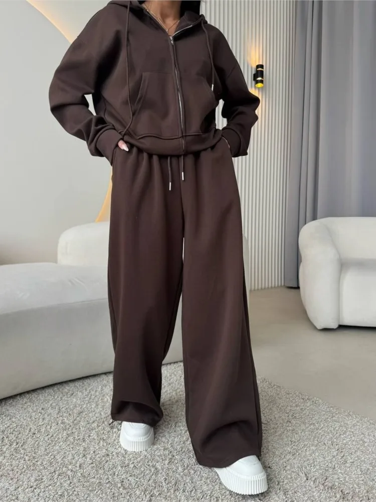 Женский модный костюм-двойка на весну-осень: однотонный кардиган на молнии + брюки-палаццо. Наряд для офиса.
Женский модный костюм-двойка на весну-осень: однотонный кардиган на молнии + брюки-палаццо. Наряд для офиса.