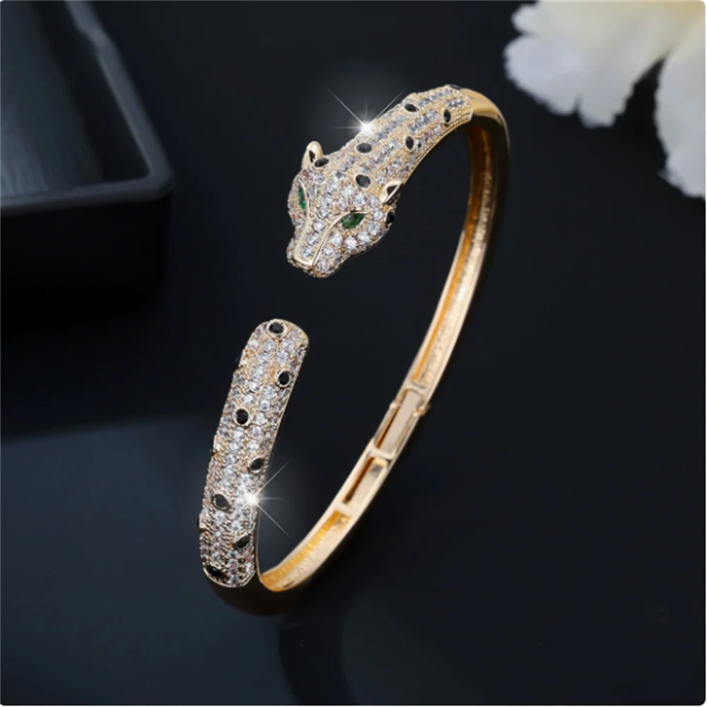 European and American style, fashionable and elegant, leopard bracelet with bold personality, high-end and full of diamonds
European and American style, fashionable and elegant, leopard bracelet with bold personality, high-end and full of diamonds