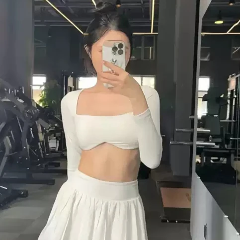 Women's yoga wear set Tight long sleeve sports bra comfortable sports running shorts Fitness pantdress
Women's yoga wear set Tight long sleeve sports bra comfortable sports running shorts Fitness pantdress