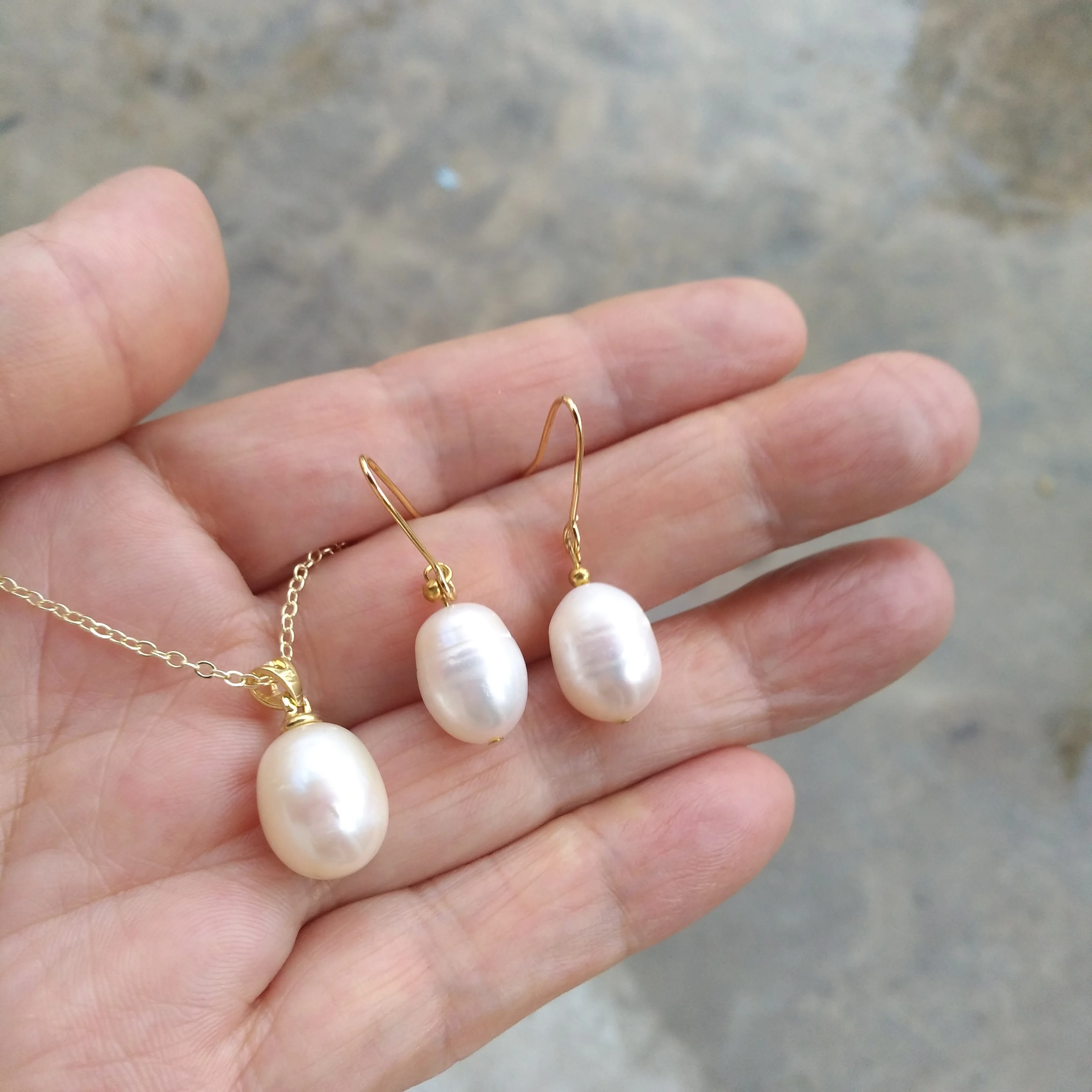 Пара серег-подвесок с натуральным белым жемчугом Южных морей, 10-13 мм
Пара серег-подвесок с натуральным белым жемчугом Южных морей, 10-13 мм