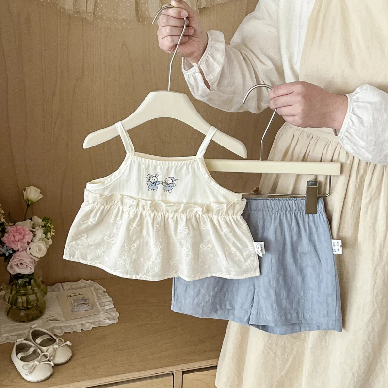 Baby2026Summer new style baby girl blue and white suspender set, pure cotton ruffle suspender shorts two-piece set
Baby2026Summer new style baby girl blue and white suspender set, pure cotton ruffle suspender shorts two-piece set