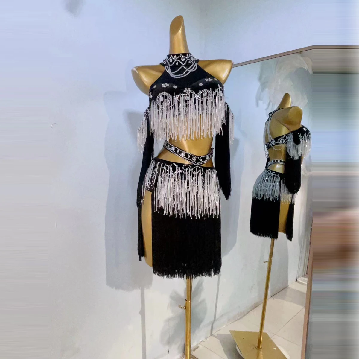 New Latin Dance Performance Costume Women's Customized Premium Diamond Tassel Performance Set Tango Samba Rumba Competition Suit
New Latin Dance Performance Costume Women's Customized Premium Diamond Tassel Performance Set Tango Samba Rumba Competition Suit