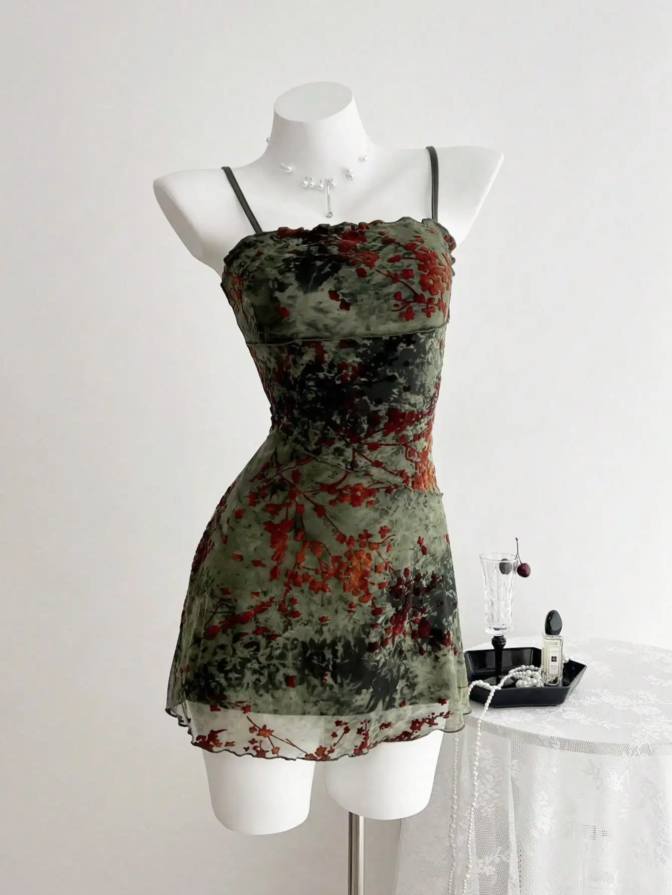 Прозрачное мини-платье-камизоль с цветочным принтом и драпированным лифом
Прозрачное мини-платье-камизоль с цветочным принтом и драпированным лифом