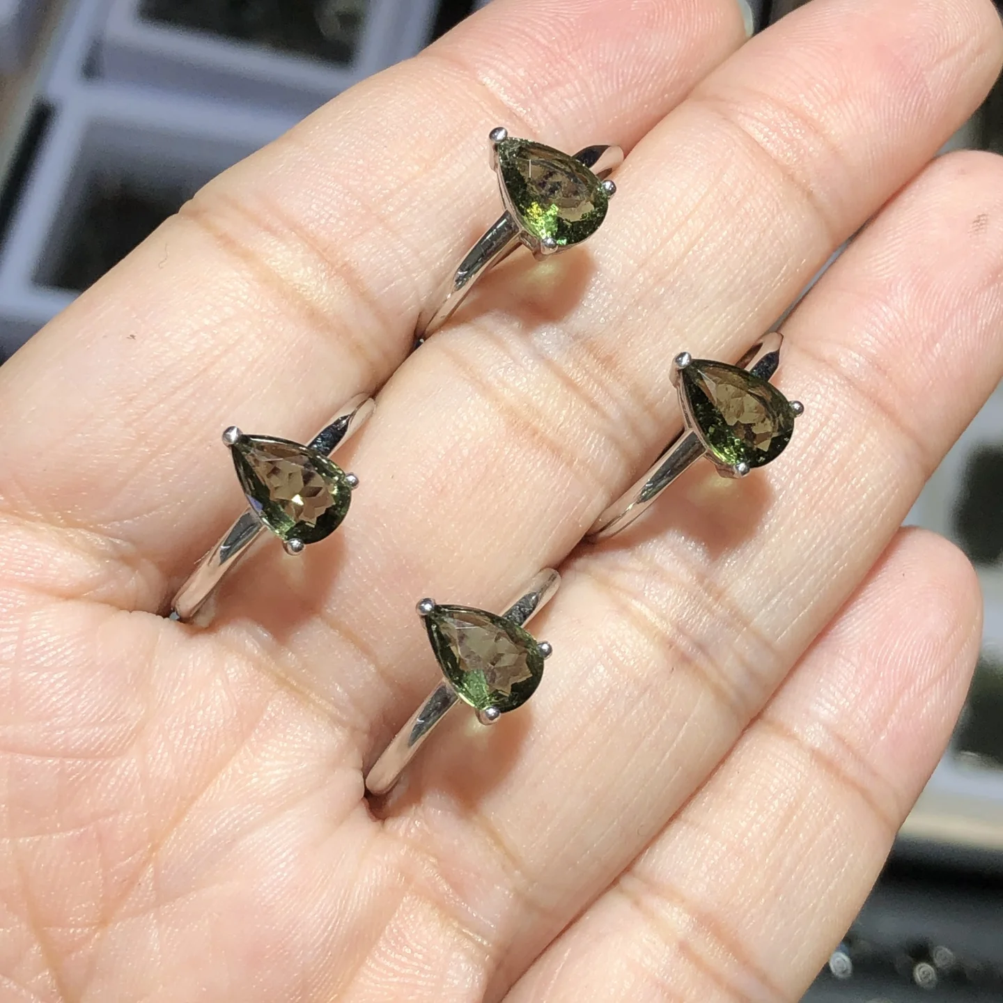 1 Pc Fengbaowu Natural Czech Moldavite Water Drop Ring 925 Sterling Silver Resizable Reiki Healing Stone Jewelry Gift For Women
1 Pc Fengbaowu Natural Czech Moldavite Water Drop Ring 925 Sterling Silver Resizable Reiki Healing Stone Jewelry Gift For Women