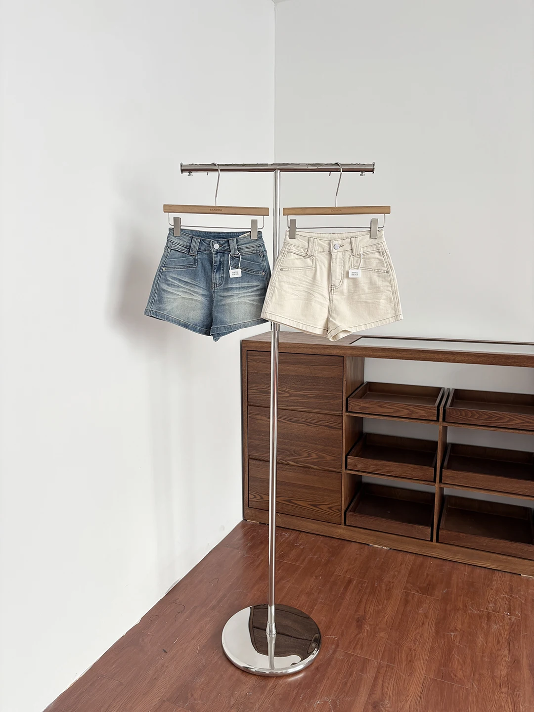American Retro Low Waist Denim Shorts Women Summer Slimming Casual Hot Pants High Waist Wide Leg Pants Polyester Fiber
American Retro Low Waist Denim Shorts Women Summer Slimming Casual Hot Pants High Waist Wide Leg Pants Polyester Fiber