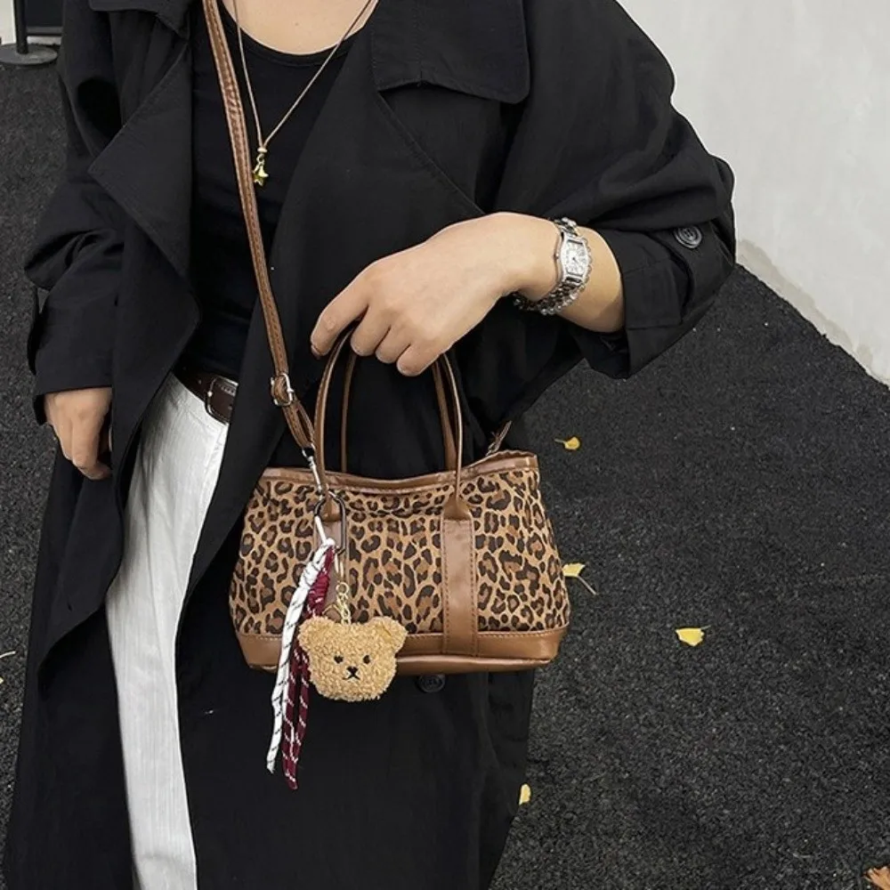 Сумка через плечо с леопардовым принтом в стиле ретро, большая вместительная сумка-тоут из искусственной замши, легкая лоскутная женская сумка-ведро, классная сумка
Сумка через плечо с леопардовым принтом в стиле ретро, большая вместительная сумка-тоут из искусственной замши, легкая лоскутная женская сумка-ведро, классная сумка