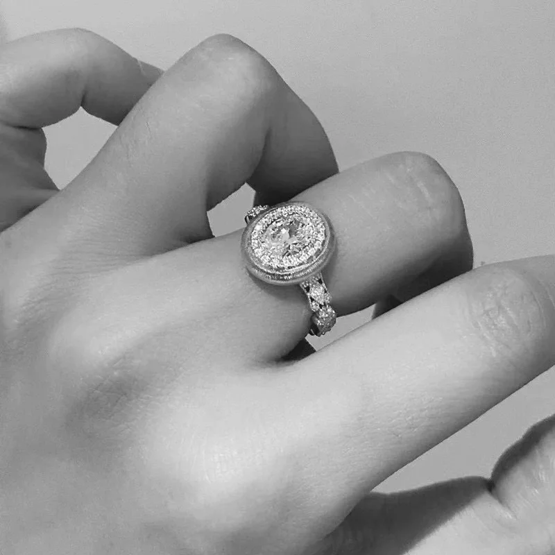 Элегантное роскошное кольцо из стерлингового серебра S925 с эллиптическим бриллиантом, женское ювелирное изделие высшего качества
Элегантное роскошное кольцо из стерлингового серебра S925 с эллиптическим бриллиантом, женское ювелирное изделие высшего качества