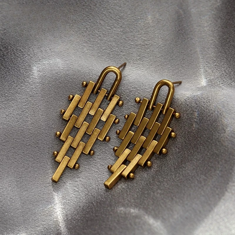 Vintage earrings with a cool and high-end feel, silver needle earrings for women, niche earrings, temperament earrings
Vintage earrings with a cool and high-end feel, silver needle earrings for women, niche earrings, temperament earrings