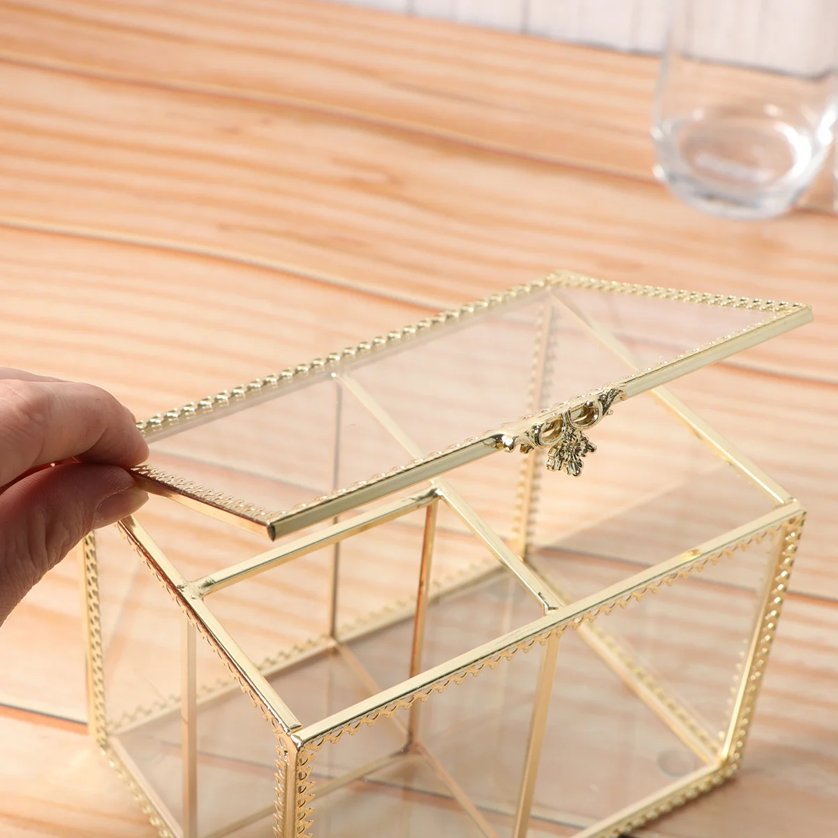 1Pcs Glass Jewelry Storage Box Transparent Gold Trim Desktop Organizer for Makeup Cotton Pads Nail Polish Holder
1Pcs Glass Jewelry Storage Box Transparent Gold Trim Desktop Organizer for Makeup Cotton Pads Nail Polish Holder