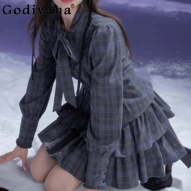 Осеннее элегантное серо-синее клетчатое японское платье с большим бантом в стиле Лолиты для девочек, универсальные студенческие платья трапециевидной формы с высокой талией и длинными рукавами
Осеннее элегантное серо-синее клетчатое японское платье с большим бантом в стиле Лолиты для девочек, универсальные студенческие платья трапециевидной формы с высокой талией и длинными рукавами