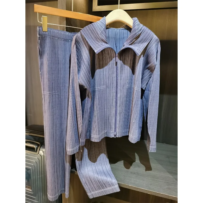 Miyake комплект из искусственного денима с потертостями, новинка 2026 года, свободная уличная куртка на молнии с капюшоном, прямые брюки с эластичной резинкой на талии, женская одежда из 2 предметов
Miyake комплект из искусственного денима с потертостями, новинка 2026 года, свободная уличная куртка на молнии с капюшоном, прямые брюки с эластичной резинкой на талии, женская одежда из 2 предметов