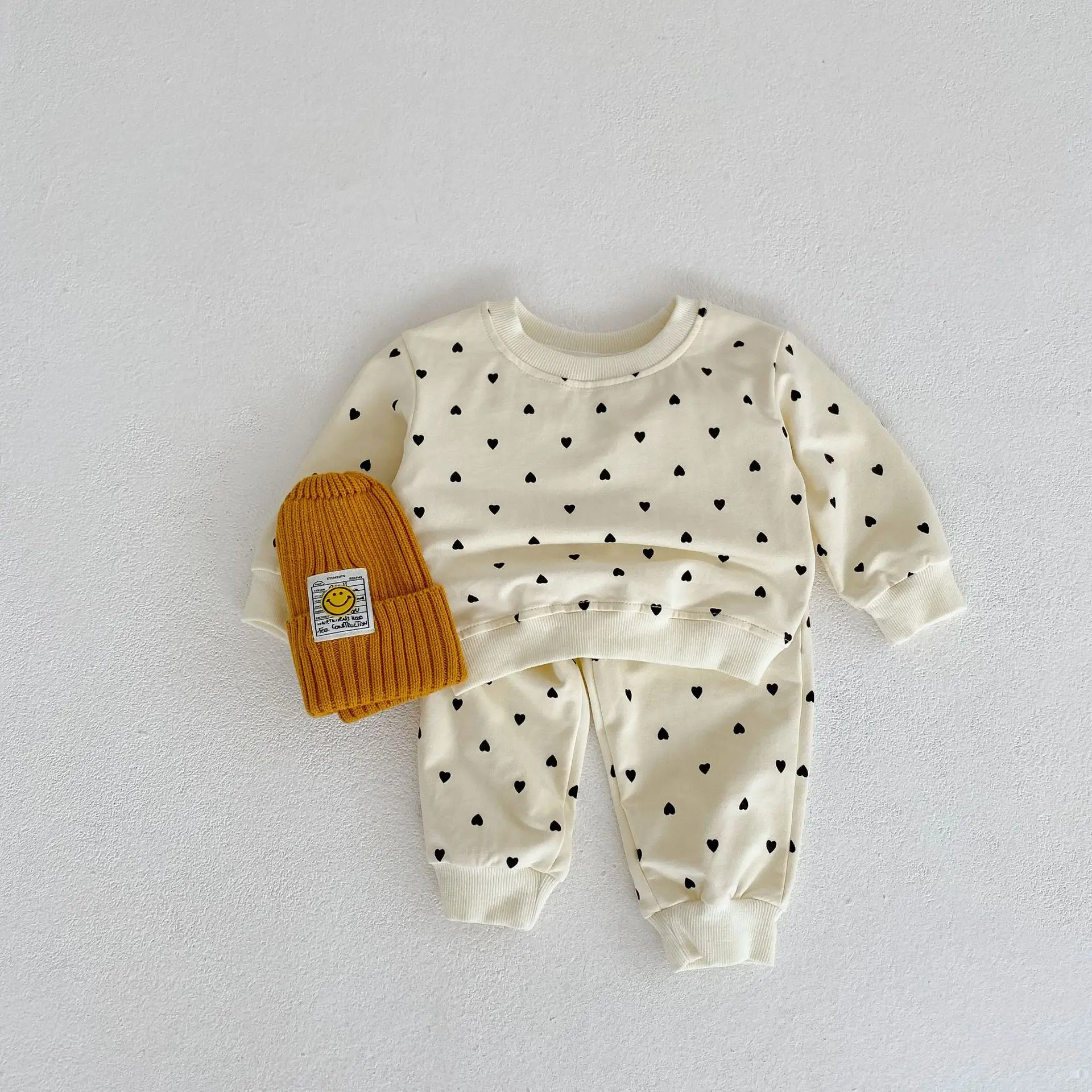 New autumn baby clothing for 0-3 years old, long-sleeved for boys and girls, heart-printed round-collar long-sleeved top + pants
New autumn baby clothing for 0-3 years old, long-sleeved for boys and girls, heart-printed round-collar long-sleeved top + pants