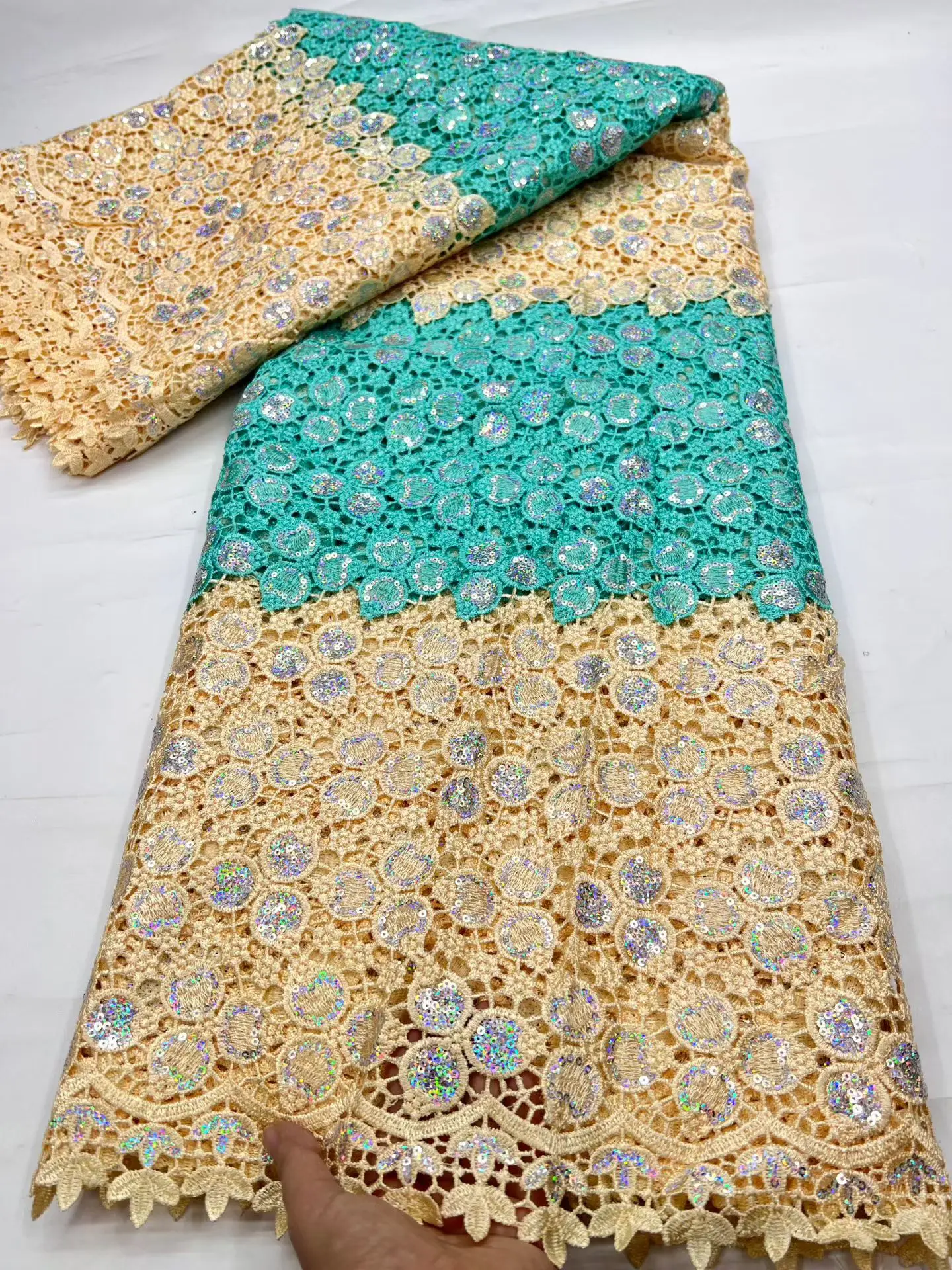 2026 новейший дизайн, африканская водорастворимая кружевная ткань с блестками, нигерийское сетчатое кружево, высококачественная вышивка для женского платья
2026 новейший дизайн, африканская водорастворимая кружевная ткань с блестками, нигерийское сетчатое кружево, высококачественная вышивка для женского платья