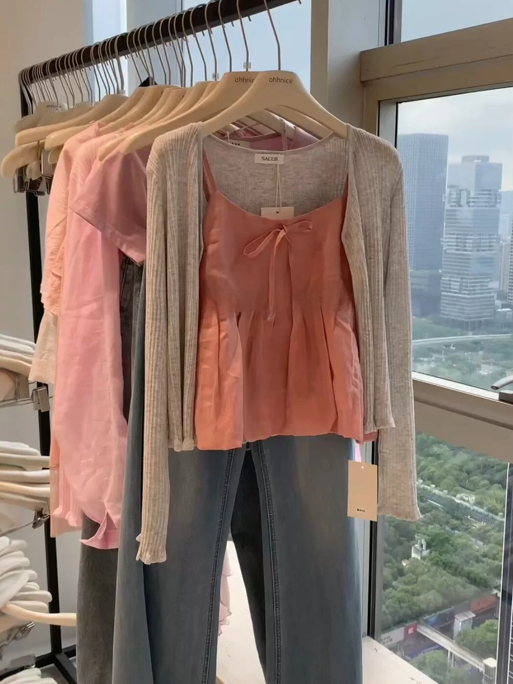 Summer Chic Women's Two-Piece Set Sun Protection Long Sleeve Belted Strap Cardigan Fashionable Casual Workwear
Summer Chic Women's Two-Piece Set Sun Protection Long Sleeve Belted Strap Cardigan Fashionable Casual Workwear