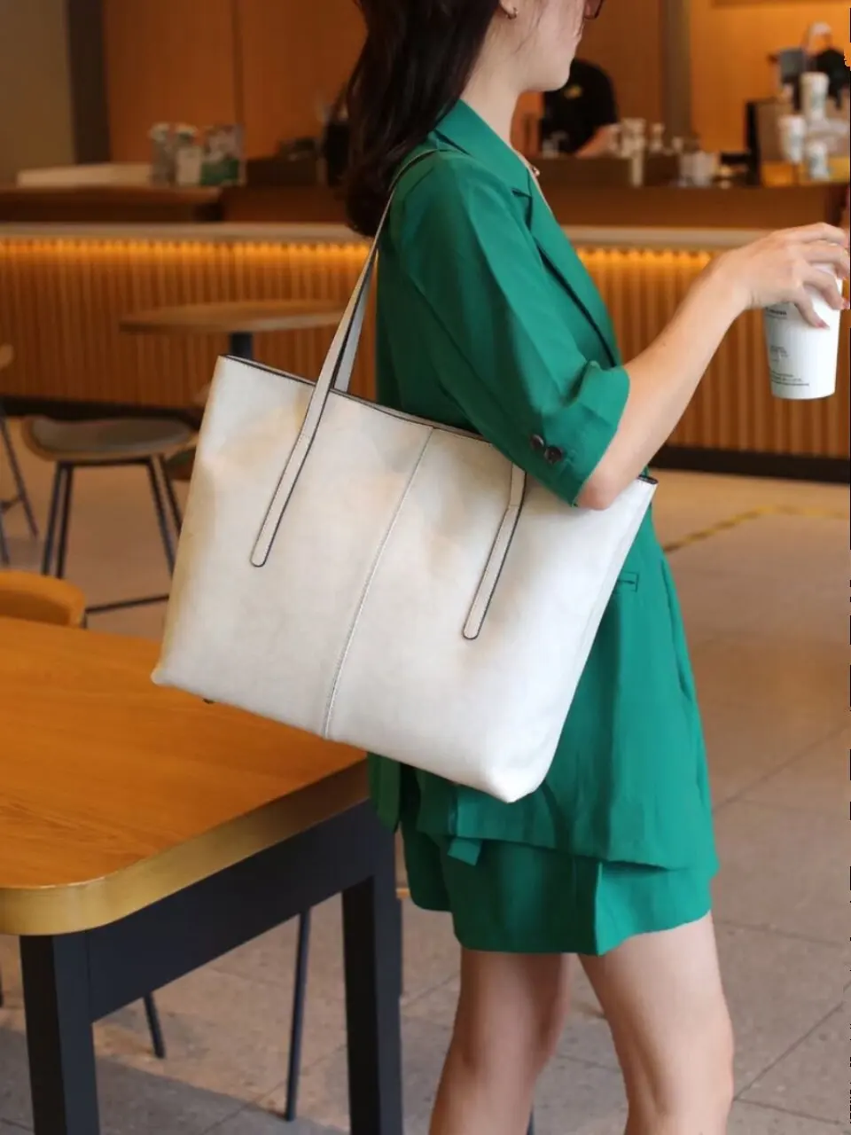 14-inch laptop tote bag made of top-grain cowhide, 2026 new style, large capacity, suitable for work and commuting.
14-inch laptop tote bag made of top-grain cowhide, 2026 new style, large capacity, suitable for work and commuting.