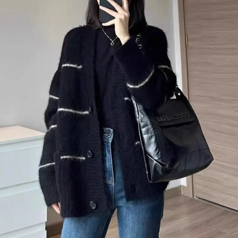 2025 Retro Fashion Striped Knitted Cardigan Sweater Jacket for Women Loose Fit Slimming Top
2025 Retro Fashion Striped Knitted Cardigan Sweater Jacket for Women Loose Fit Slimming Top