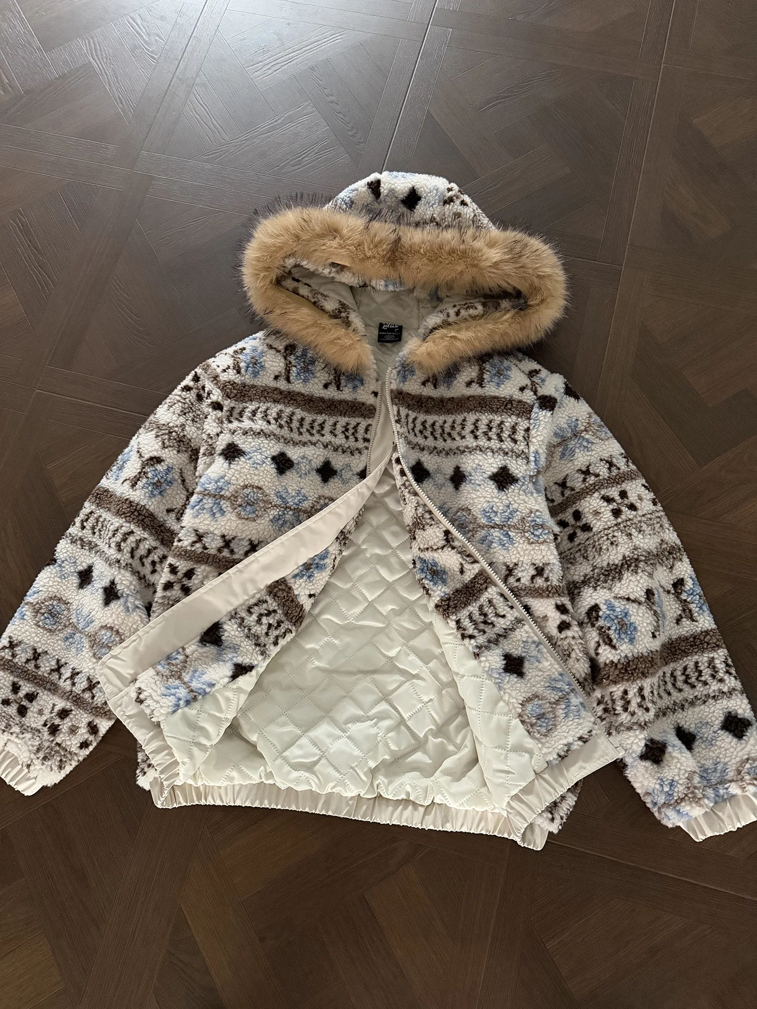 TheLike Original Isle Thiened: Женская хлопковая куртка с капюшоном, теплая, ветрозащитная, с воротником с бахромой, комбинированный дизайн, для повседневной носки
TheLike Original Isle Thiened: Женская хлопковая куртка с капюшоном, теплая, ветрозащитная, с воротником с бахромой, комбинированный дизайн, для повседневной носки