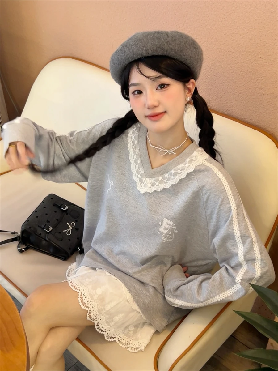 Grey Loose Long Sleeve V-Neck Lace Patchwork Sweatshirt Women's Autumn Knot Print Shoulder Insertion Comfortable Top
Grey Loose Long Sleeve V-Neck Lace Patchwork Sweatshirt Women's Autumn Knot Print Shoulder Insertion Comfortable Top