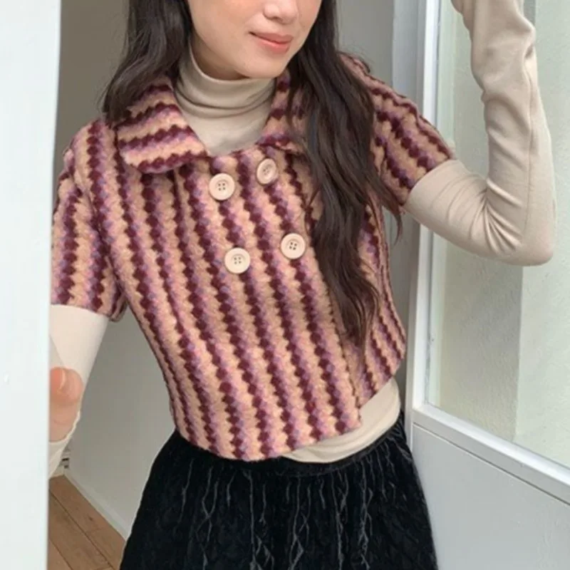 Двубортный повседневный кардиган с отложным воротником и короткими рукавами, женский весенний 2026, новые корейские вязаные укороченные топы в полоску контрастного цвета
Двубортный повседневный кардиган с отложным воротником и короткими рукавами, женский весенний 2026, новые корейские вязаные укороченные топы в полоску контрастного цвета