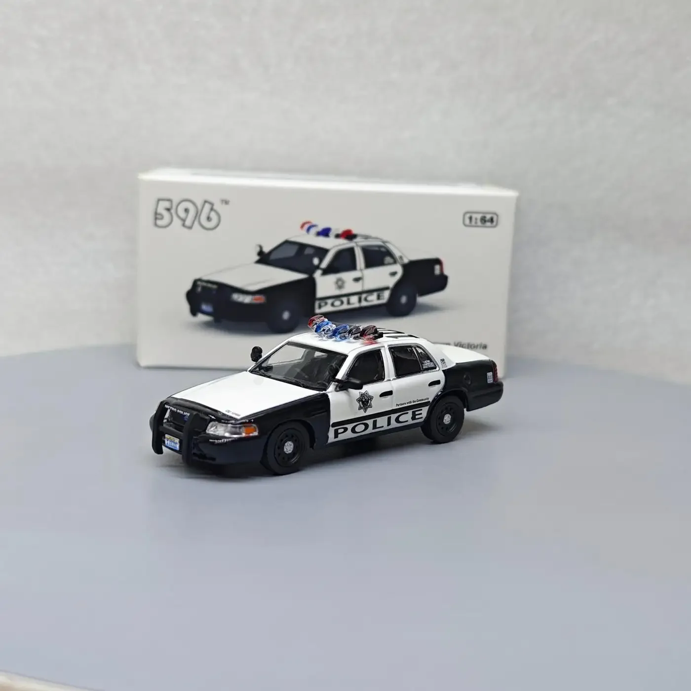 596 1:64 Ford Crown Victoria Las Vegas Nevada полицейский автомобиль из металлического сплава модель украшения автомобиля коллекция подарков
596 1:64 Ford Crown Victoria Las Vegas Nevada полицейский автомобиль из металлического сплава модель украшения автомобиля коллекция подарков
