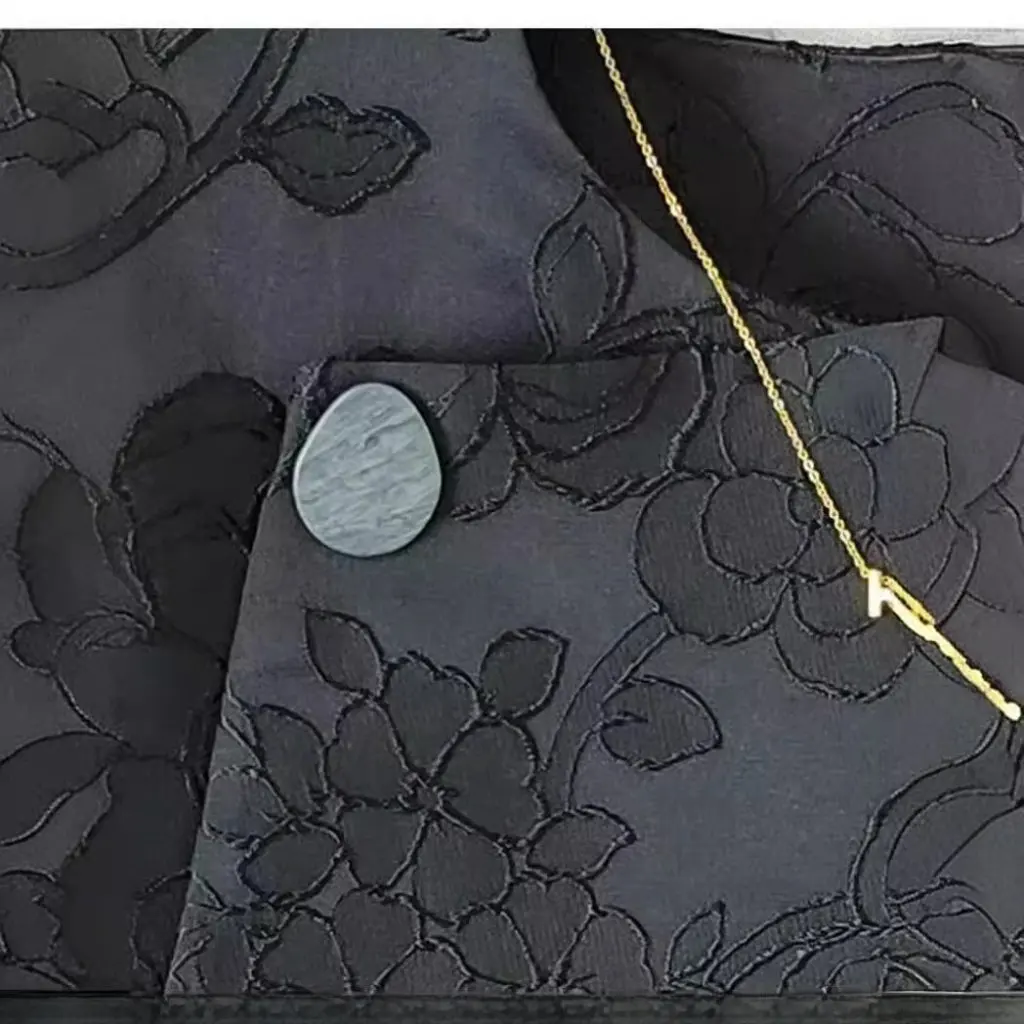 Women's Black Vintage Jacquard Chinese Style Vest Spring Casual All-match Design with Buckle
Women's Black Vintage Jacquard Chinese Style Vest Spring Casual All-match Design with Buckle