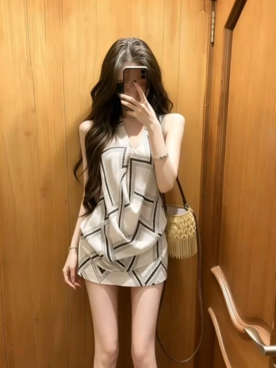 Slimming High Waist Short Skirt Two-Piece Set Women's Summer Luxury Casual V-Neck Sleeveless Vest Fashion Ensemble
Slimming High Waist Short Skirt Two-Piece Set Women's Summer Luxury Casual V-Neck Sleeveless Vest Fashion Ensemble