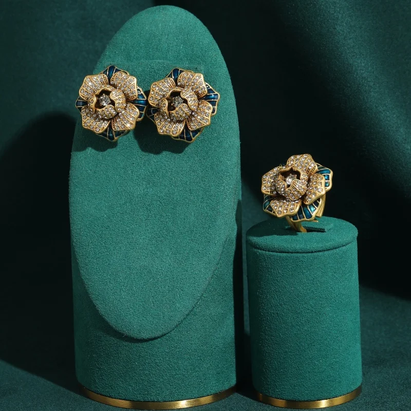 Vintage Large Gold Color Camellia Flower Jewelry Sets For Woman Zircon Design Stud Earrings And Ring Retro Princess Dress Gifts
Vintage Large Gold Color Camellia Flower Jewelry Sets For Woman Zircon Design Stud Earrings And Ring Retro Princess Dress Gifts