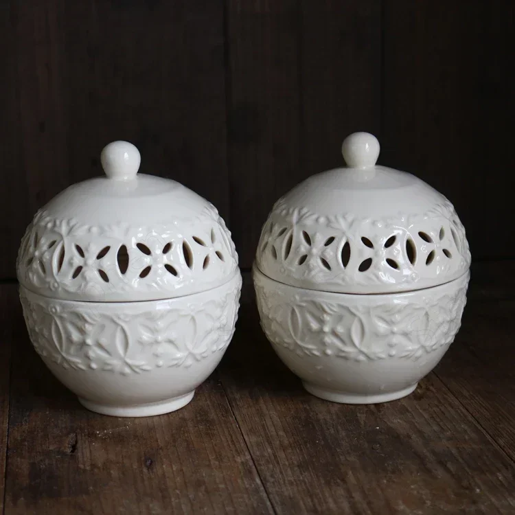 Creative Classical Baroque Relief Storage Jar Cream Openwork White Four Leaves Candle Jars with Lid Jewelry Necklace Display Jar
Creative Classical Baroque Relief Storage Jar Cream Openwork White Four Leaves Candle Jars with Lid Jewelry Necklace Display Jar